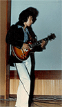 高校時代ギターを弾いている写真