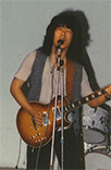 高校時代ギターを弾いている写真